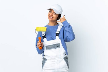 Ressam kadın izole edilmiş beyaz arka planda telefon hareketi yapıyor ve ön tarafı işaret ediyor.