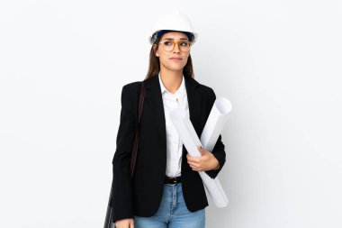 Miğferli, kafkasyalı genç bir kadın izole edilmiş arka plan üzerinde elinde planlar var.