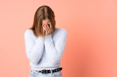 Genç Ukraynalı kız pembe arka planda izole edilmiş, yorgun ve hasta bir ifadeyle.