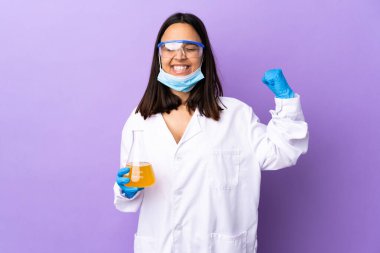 Koronavirüs hastalığını tedavi eden bir aşıyı araştıran bilim kadını güçlü bir jest yapıyor.