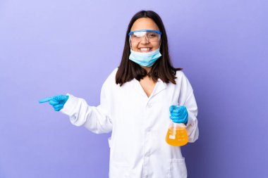 Koronavirüs hastalığını tedavi eden bir aşıyı araştıran bilim kadını şaşırdı ve işaret etti.