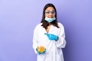 Koronavirüs hastalığını tedavi eden bir aşıyı araştıran bilim adamı kadın korkmuş ve diğer tarafı işaret ediyor.