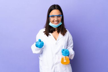 Koronavirüs hastalığını tedavi eden bir aşıyı araştıran bilim kadını işaret ve el hareketi gösteriyor.