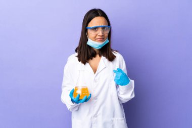 Koronavirüs hastalığını tedavi eden bir aşıyı araştıran bilim kadını kendini işaret ediyor.