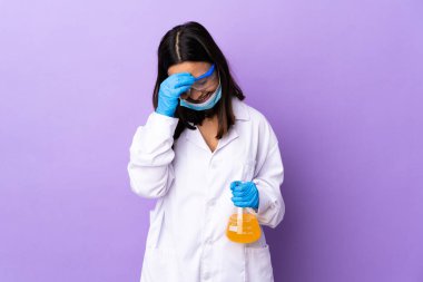 Koronavirüs hastalığını tedavi eden bir aşıyı araştıran bilim kadını gülüyor.