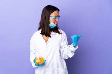 Koronavirüs hastalığını tedavi eden bir aşıyı araştıran bilim adamı kadın mutsuzdu.