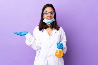 Koronavirüs hastalığını tedavi eden bir aşıyı araştıran bilim kadını ellerini kaldırırken şüpheye düşüyor.