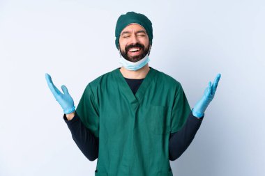 Yeşil üniformalı bir cerrah, izole edilmiş geçmişine bakıp gülümsüyor.