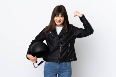 Beyaz arka planda motosiklet kaskı tutan kadın zaferi kutluyor.