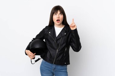 Beyaz arka planda izole edilmiş motosiklet kaskı tutan kadın işaret parmağıyla işaret etmek harika bir fikir.