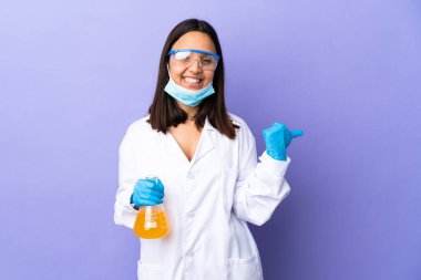 Koronavirüs hastalığını tedavi etmek için aşıyı araştıran bilim adamı bir kadın.