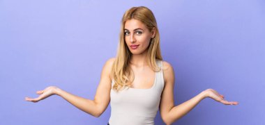 Genç Uruguaylı sarışın kadın izole edilmiş geçmişinden şüphe duyuyor.