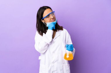 Koronavirüs hastalığını tedavi eden aşıyı araştıran bilim adamı bir kadın.