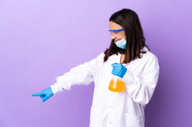 Koronavirüs hastalığını tedavi eden bir aşıyı araştıran kadın bilim adamı.