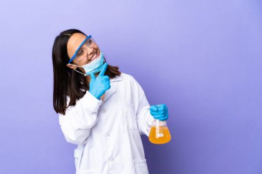 Koronavirüs hastalığını tedavi eden bir aşıyı araştıran bilim kadını işaret parmağıyla işaret etmek harika bir fikir.