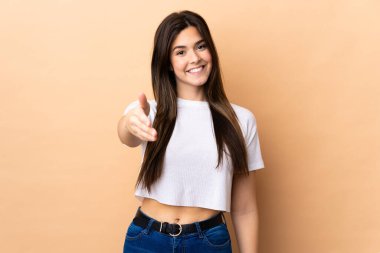 Brezilyalı genç bir kız izole bir hayat sürüyor ve iyi bir anlaşma için el sıkışıyor.