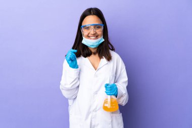 Koronavirüs hastalığını tedavi eden bir aşıyı araştıran bilim kadını gülüyor.