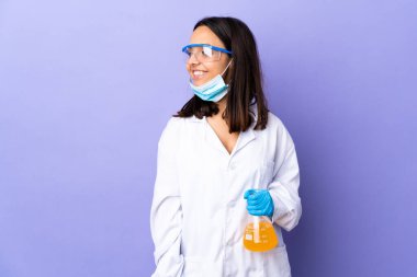 Koronavirüs hastalığını tedavi eden bir aşıyı araştıran bilim kadını...