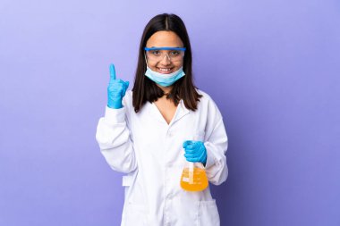 Koronavirüs hastalığını tedavi eden bir aşıyı araştıran bilim kadını harika bir fikre işaret ediyor.