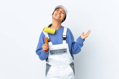 Ressam kadın izole edilmiş beyaz arka planda gülümsüyor.