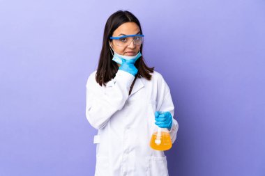 Koronavirüs hastalığını tedavi eden bir aşıyı araştıran bilim kadını