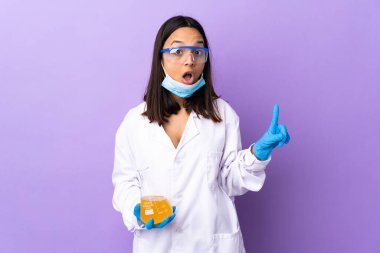 Koronavirüs hastalığını tedavi eden bir aşıyı araştıran bilim kadını parmağını kaldırarak çözümü bulmayı amaçlıyor.