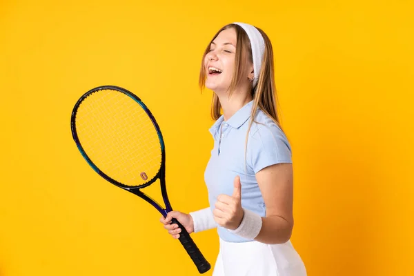 Teenager Ukrainische Tennisspielerin Isoliert Auf Gelbem Hintergrund Spielt Tennis Und — Stockfoto