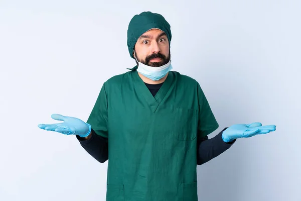 Cirurgião Homem Uniforme Verde Sobre Fundo Isolado Fazendo Dúvidas Gesto — Fotografia de Stock