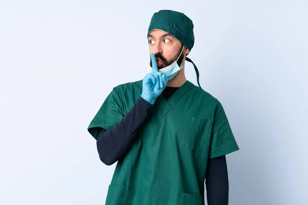 Cirurgião Homem Uniforme Verde Sobre Fundo Isolado Mostrando Sinal Silêncio — Fotografia de Stock