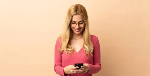 Jovem Loira Uruguaia Sobre Fundo Isolado Enviando Uma Mensagem Com — Fotografia de Stock