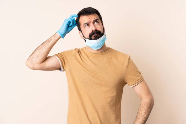 Hombre Caucásico Con Barba Protegiendo Del Coronavirus Con Una Máscara —  Fotos de Stock