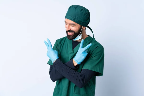 Cirurgião Homem Uniforme Verde Sobre Fundo Isolado Sorrindo Mostrando Sinal — Fotografia de Stock