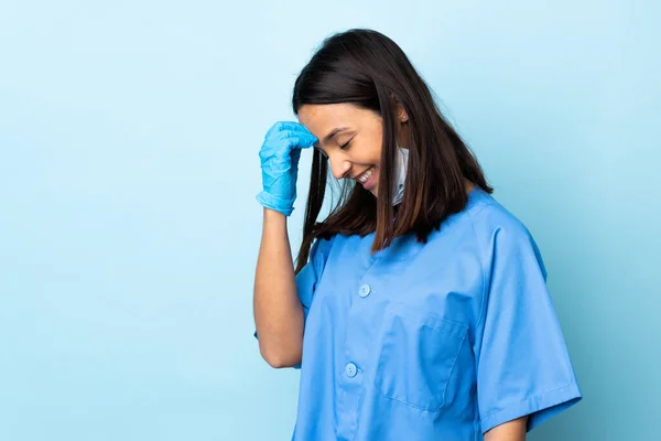 Chirurg Žena Přes Izolované Modré Pozadí Smích — Stock fotografie