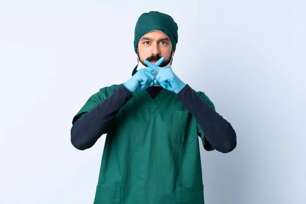 Chirurg Mann Grüner Uniform Über Isoliertem Hintergrund Zeigt Ein Zeichen — Stockfoto