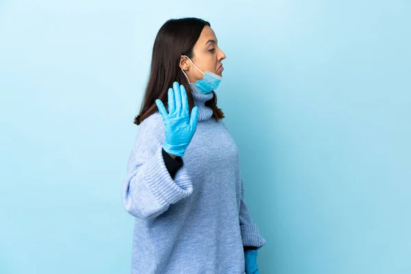 Joven Morena Mujer Raza Mixta Protegiendo Del Coronavirus Con Una —  Fotos de Stock