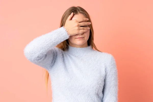 Adolescente Ucraniana Chica Aislada Sobre Fondo Rosa Cubriendo Los Ojos —  Fotos de Stock