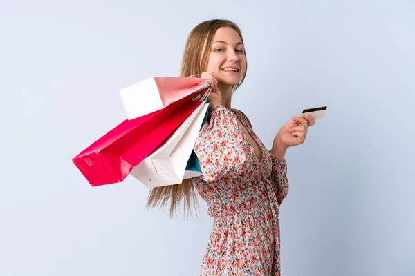 Adolescente Ucraniano Chica Aislado Azul Fondo Celebración Bolsas Compras Una — Foto de Stock