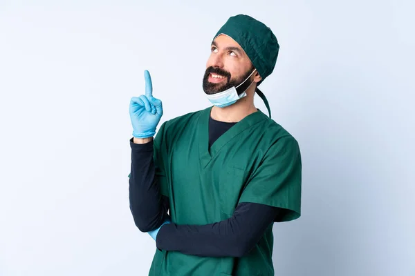 Cirurgião Homem Uniforme Verde Sobre Fundo Isolado Apontando Para Uma — Fotografia de Stock