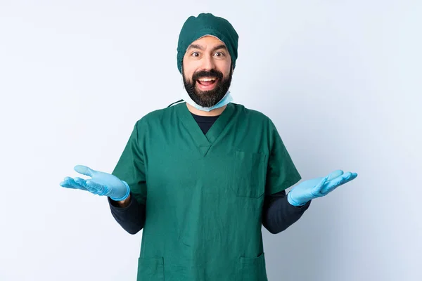 Cirurgião Homem Uniforme Verde Sobre Fundo Isolado Com Expressão Facial — Fotografia de Stock