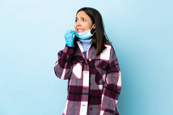 Joven Morena Mujer Raza Mixta Protegiendo Del Coronavirus Con Una —  Fotos de Stock