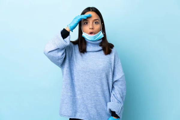 Joven Morena Mujer Raza Mixta Protegiendo Del Coronavirus Con Una —  Fotos de Stock