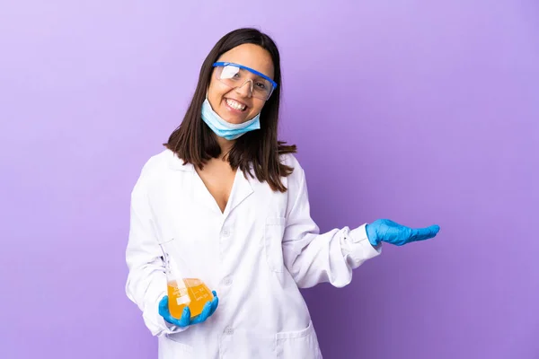 科学家妇女正在研究一种疫苗来治疗头孢病毒病 她手上拿着一个想象中的复制空间来插入一个广告 — 图库照片
