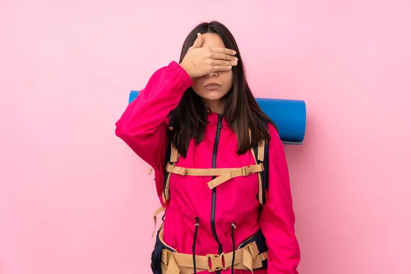 Menina Jovem Montanhista Com Uma Grande Mochila Sobre Fundo Rosa — Fotografia de Stock