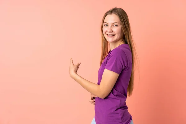 Подросток Украинская Девушка Изолированы Розовом Фоне Указывая Назад — стоковое фото