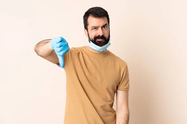 Hombre Caucásico Con Barba Protegiéndose Del Coronavirus Con Una Máscara —  Fotos de Stock
