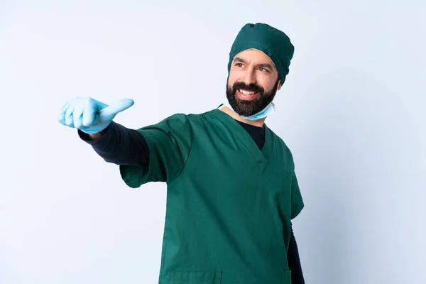 Cirurgião Homem Uniforme Verde Sobre Fundo Isolado Dando Gesto Polegar — Fotografia de Stock