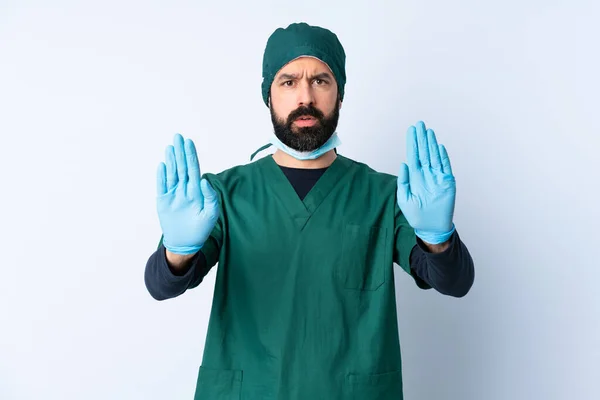 Cirurgião Homem Uniforme Verde Sobre Fundo Isolado Fazendo Parar Gesto — Fotografia de Stock