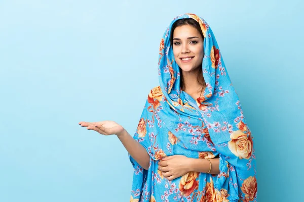 Young Moroccan Woman Traditional Costume Isolated Blue Background Presenting Idea — Stock Photo, Image