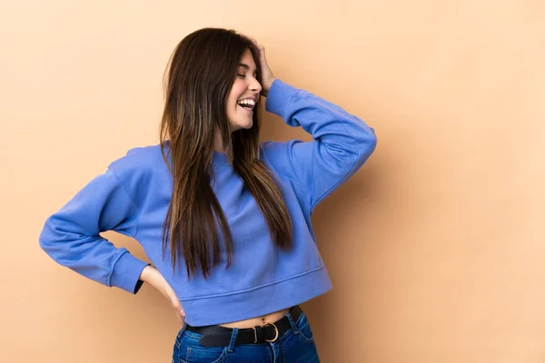 Adolescente Menina Brasileira Sobre Fundo Isolado Sorrindo Muito — Fotografia de Stock