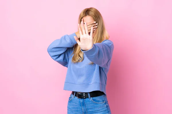 Joven Mujer Rubia Uruguaya Sobre Fondo Rosa Aislado Haciendo Stop —  Fotos de Stock